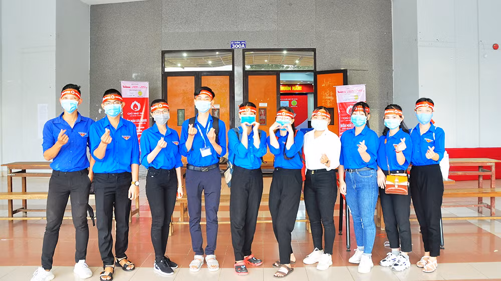 Hàng trăm bạn trẻ sôi nổi hiến máu tại trường ĐH An Giang ảnh 12