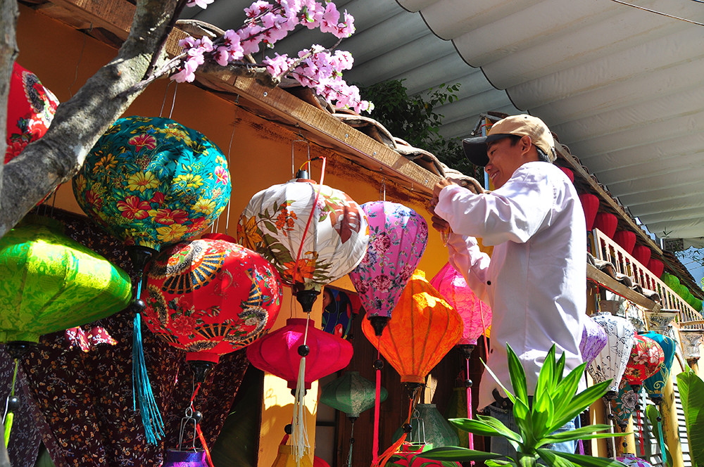 Rực rỡ phố Lồng đèn phục vụ bạn trẻ vui xuân ảnh 2