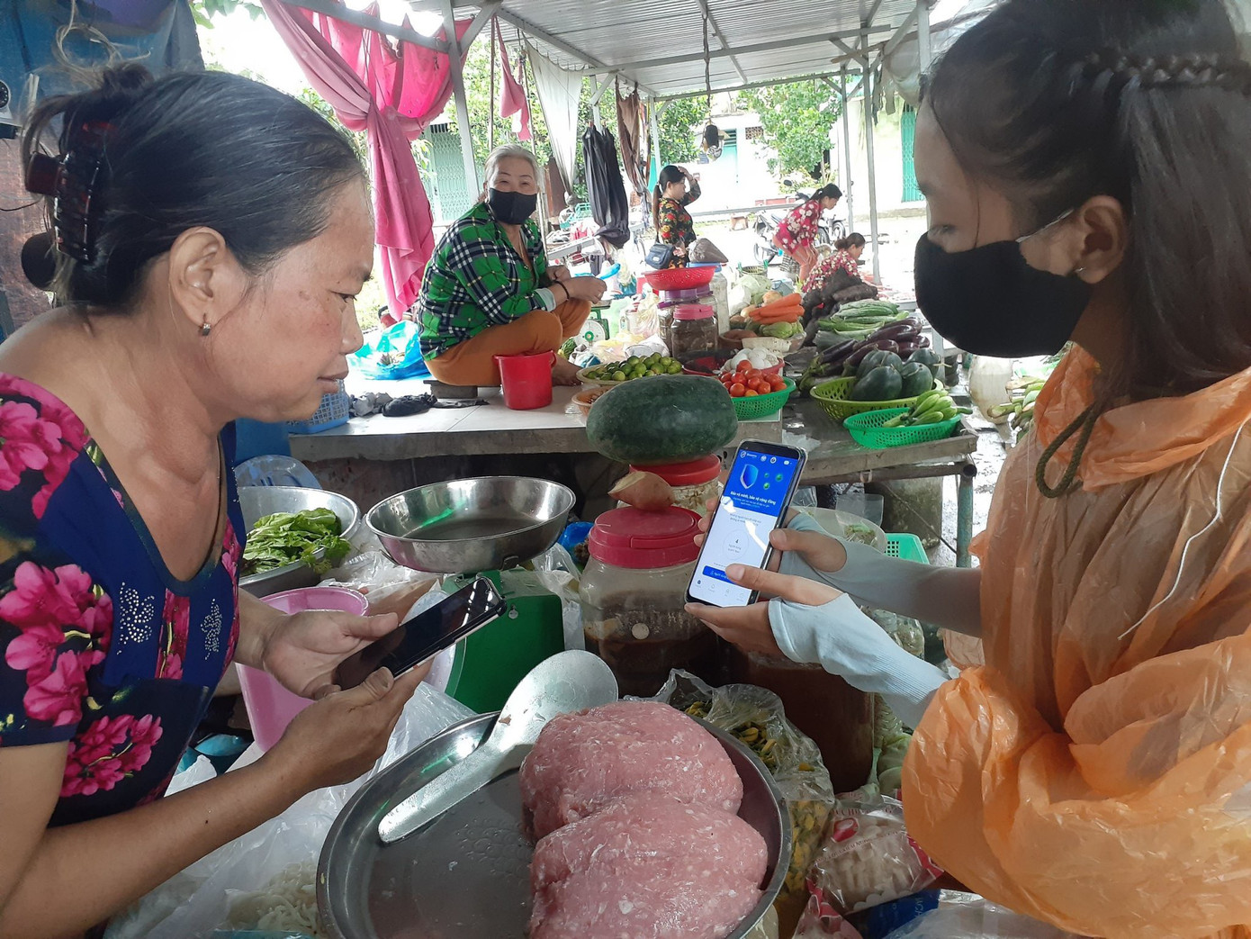 Những 'bóng hồng' tình nguyện không quản nắng mưa ảnh 2