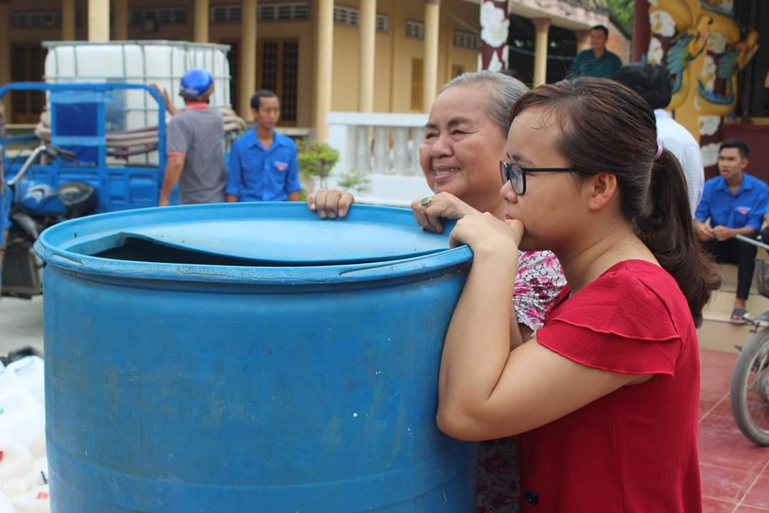 Người dân mong mỏi từng giọt nước ngọt Cây ăn trái khô lá ở Tiền Giang Lúa cháy khô Kênh rạch cạn khô ở Tiền Giang Hiện nay toàn vùng ĐBSCL có khoảng 95.600 hộ dan thiếu nước sạch sinh hoạt, tỏng đó, riêng tỉnh Bến Tre có 20.000 hộ. Từ đầu năm đến nay, các ngành chức năng đã vận động mọi nguồn lực để phục vụ nước sạch sinh hoạt cho người dân. Trước tình thế khó khăn về nguồn nước, nhiều đơn vị, mạnh thường quân đã 'chi viện' khẩn cấp hàng nghìn khối nước phục vụ người dân. Người dân vét từng giọt nước để cứu lúa ở Tiền Giang Thu hoạch lúa ở Tiền Giang Người dân chia sẻ nước để cứu cây ăn trái ở Tiền Giang Trước tình hình hạn hán, xâm nhập mặn nghiêm trọng xảy ra trên địa bàn, UBND tỉnh Tiền Giang đã quyết định phương án vận chuyển nước ngọt chống hạn, mặn phục vụ tưới cho cây ăn trái, trước mắt cho cây sầu riêng trong mùa khô năm nay trên địa bàn các huyện, thị phía Tây. Thời gian hỗ trợ đến hết tháng 4/2020, với tổng nhu cầu nước tưới gần 1,38 triệu m3. Cách thức là thuê xà lan lấy nước tại cầu Mỹ Thuận, sau đó giao nước tại các ao chứa thuộc các huyện Cái Bè, Cai Lậy, Châu Thành và thị xã Cai Lậy, tại các vàm kênh, rạch ven sông Tiền dọc theo các địa phương này, sau đó sẽ tổ chức trung chuyển nước từ nơi nhận nước về đến các xã, kể cả trang bị các vật tư thiết bị phục vụ việc cấp nước cho nhân dân. Kênh khô cằn Người dân chở từng can nước về cứu cây ăn trái Nhiều con sông cạn queo ở Tiền Giang Tình hình xâm nhập mặn trên địa bàn tỉnh Tiền Giang diễn biến phức tạp, để chống xâm nhập mặn, các địa phương đã sử dụng các ô bao để ứng phó, nhưng do độ mặn cao, duy trì lâu, không có nguồn nước ngọt để lấy bổ sung, người dân phải mua nước ngọt để tưới cho cây ăn trái mà chủ yếu là cây sầu riêng có giá trị kinh tế cao và mẫn cảm với mặn. Phương án khẩn cấp này nhằm để đảm bảo nước tưới cho diện tích trên 36.000ha vườn cây ăn trái phía Nam Quốc lộ 1 đang bị thiếu nước thuộc địa bàn các huyện Cái Bè, Cai Lậy, Châu Thành và thị xã Cai Lậy, mà trước mắt là ‘giải cứu’ cho hơn 13.000ha sầu riêng đang thiếu nước, nhất là số đang bị suy kiệt. Cây ăn trái ở huyện Chợ Lách, Bến Tre héo vì thiếu nước Dòng sông ở xã Bình Phan, huyện Chợ Gạo, Tiền Giang mấy chục năm nay chưa bao giờ cạn nhưng giờ thì trơ đáy Đất nứt nẻ dưới lòng sông Theo Viện khoa học Thủy lợi Miền Nam, từ ngày 7 - 15/3 chiều sâu mặn xâm nhập với ranh 4g/l tại sông Vàm Cỏ (Vàm Cỏ Đông, Vàm Cỏ Tây) phạm vi ảnh hưởng từ 100 - 110 km, sâu hơn gần 10 km so với tháng 2/2020. Cửa sông Cửu Long (Sông Cửa Tiểu, Cửa Đại) ảnh hưởng khoảng 60 km; sông Hàm Luông khoảng 78 km; sông Cái Lớn phạm vi ảnh hưởng khoảng 65 km. Đồng thời, dự báo từ ngày 15/3 đến 6/4 mặn sẽ giảm dần, phạm vi cách biển từ 35 - 40 km trở vào ở cửa sông cửu Long có khả năng có nước ngọt khi triều thấp. Tuy vậy trên sông Hàm Luông, cửa Tiểu, cửa Đại mặn vẫn còn khá cao. Cận cảnh hạn mặn khốc liệt đe dọa cuộc sống người dân ĐBSCL ảnh 5