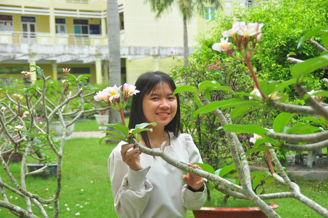 Nữ thủ khoa mồ côi mơ ước trở thành cô giáo ảnh 2