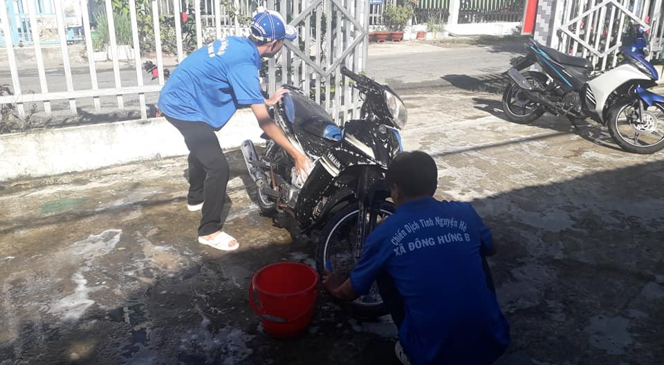 Đoàn viên rửa xe gây quỹ tặng quà cho trẻ khuyết tật vui trung thu ảnh 5