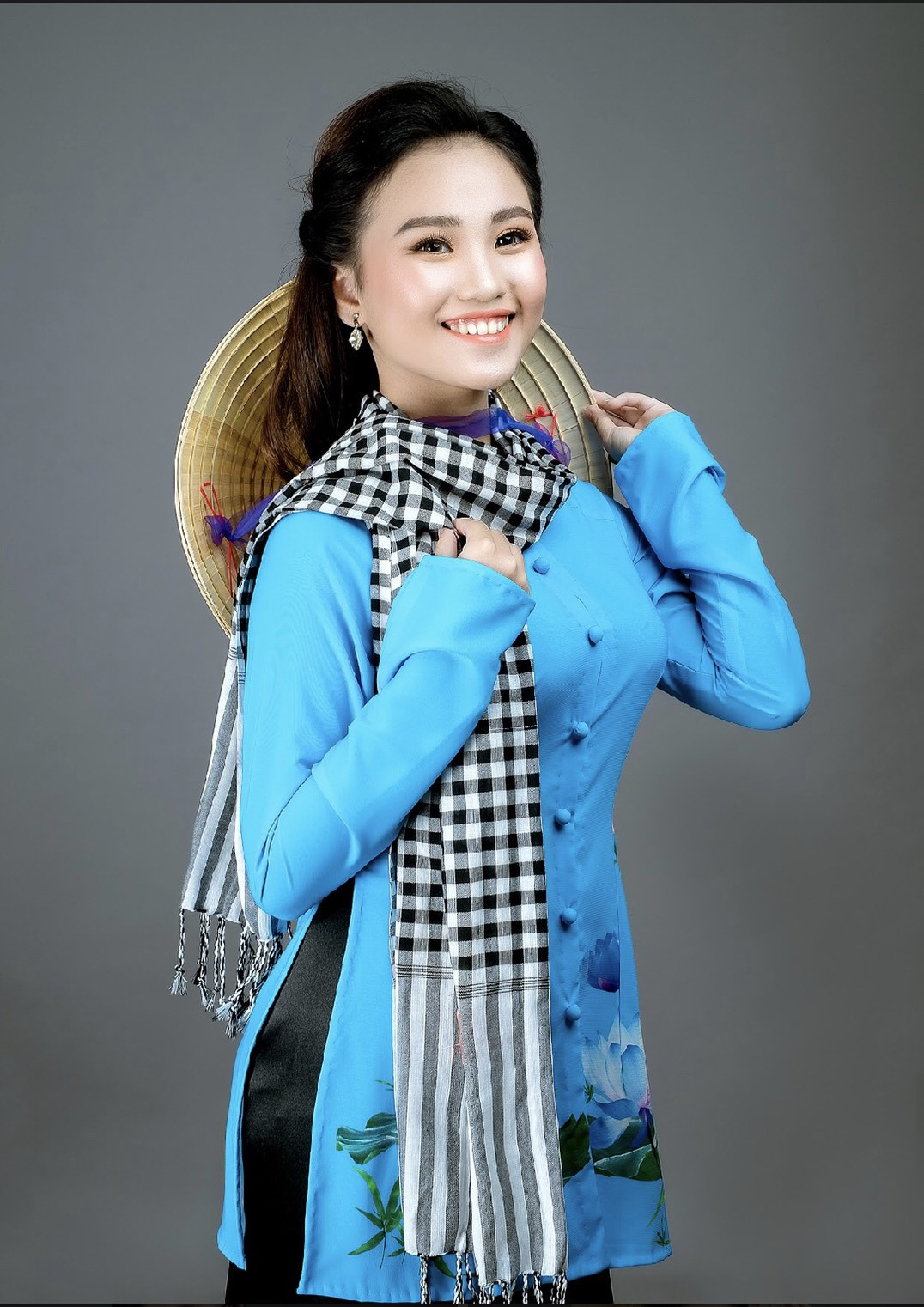 Vẻ đẹp tỏa sáng của nữ sinh 19 tuổi vùng sông nước ảnh 2