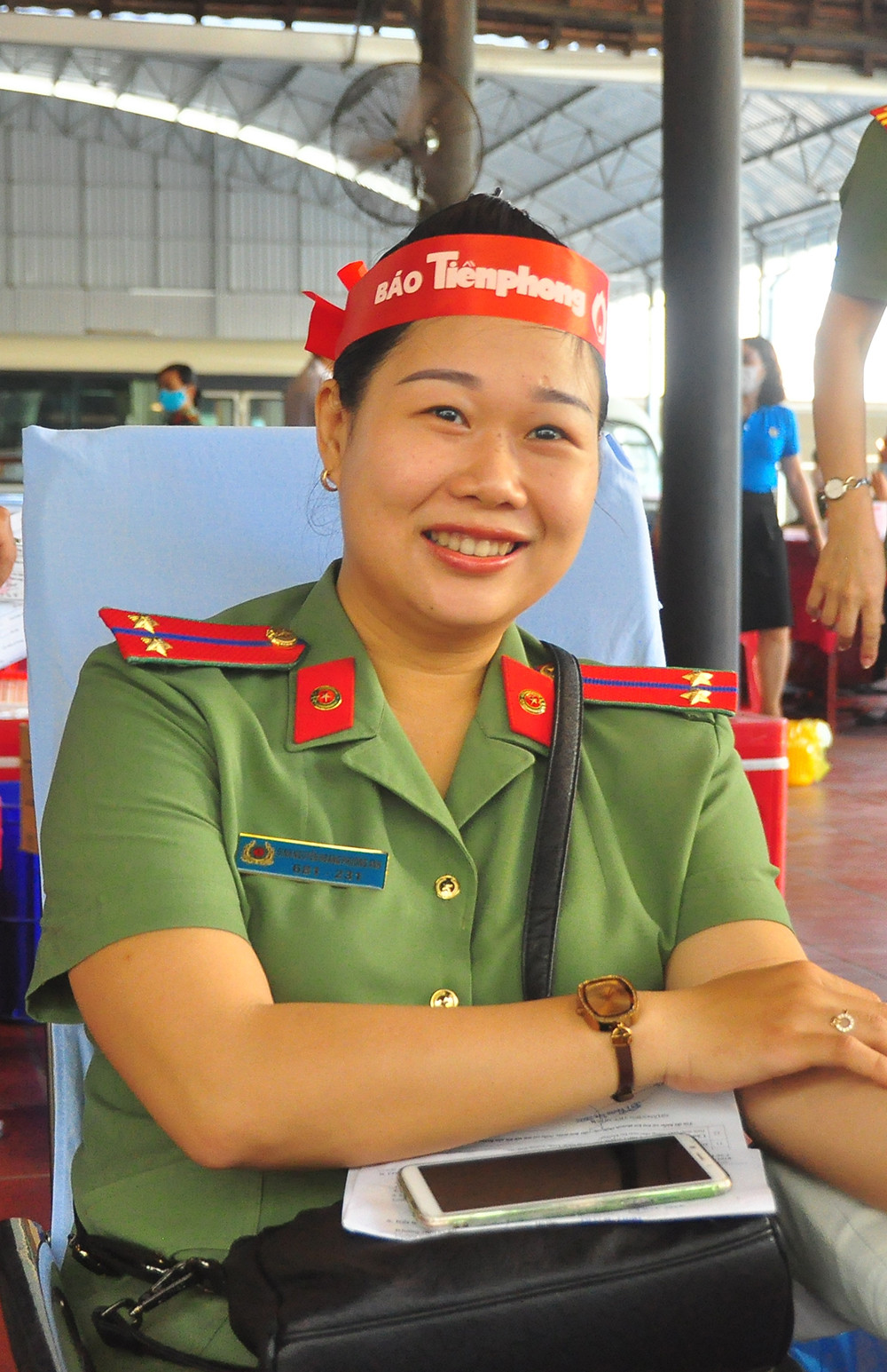 Nữ chiến sĩ công an sôi nổi trong ngày hội hiến máu Chủ nhật Đỏ ảnh 2