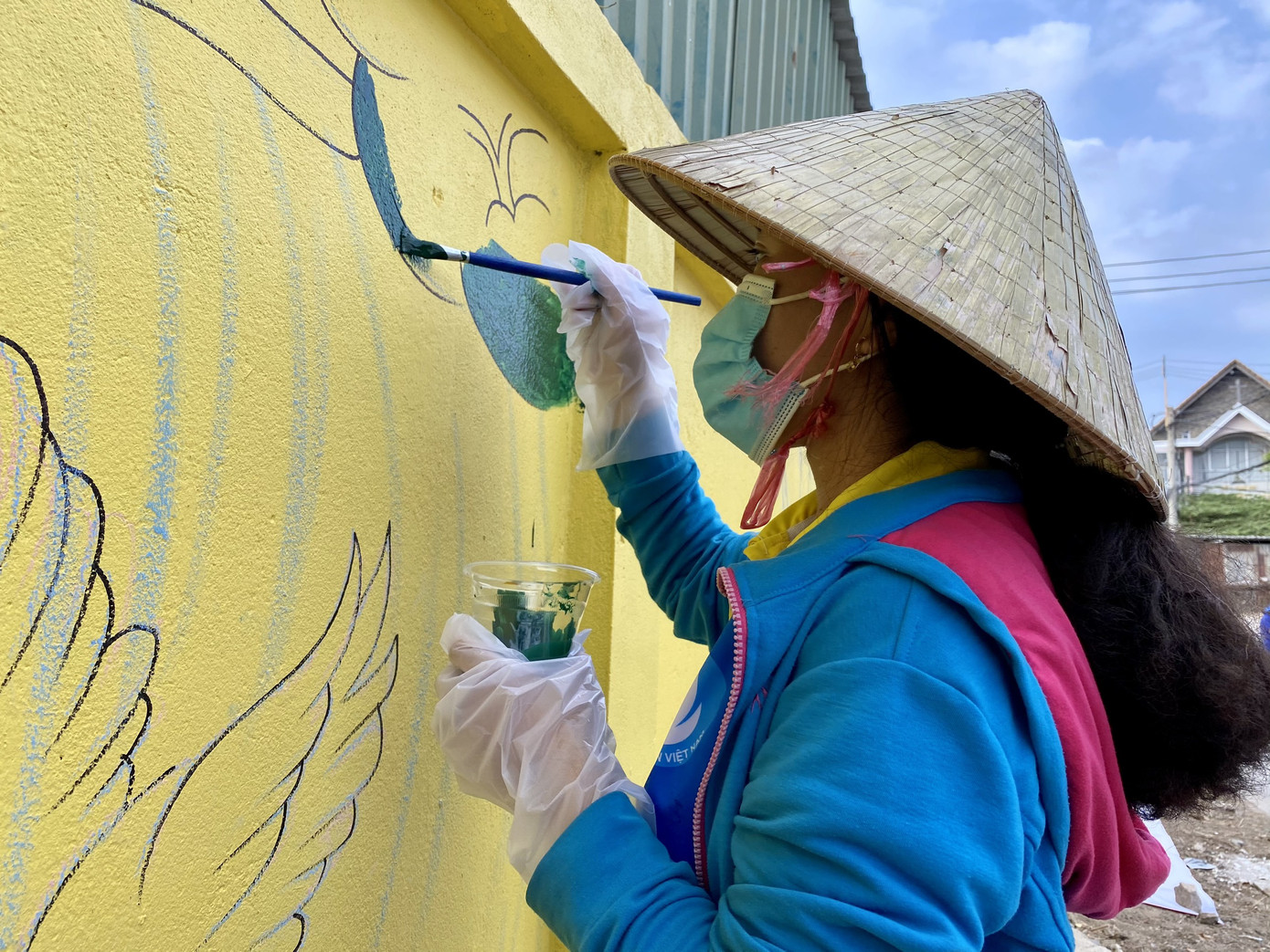Bạn trẻ Cần Thơ biến bức tường cũ thành bích họa rực rỡ sắc màu ảnh 10
