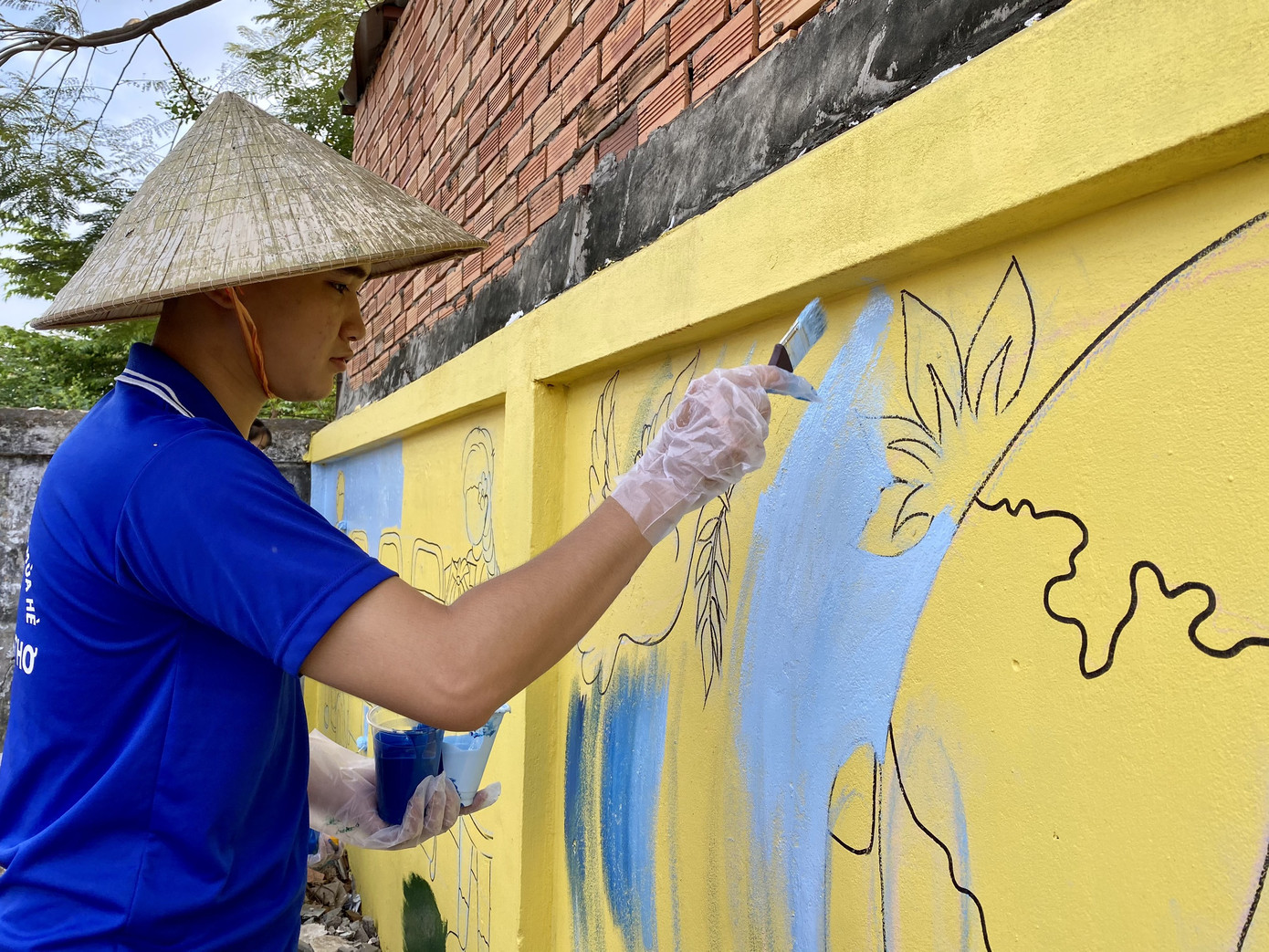 Bạn trẻ Cần Thơ biến bức tường cũ thành bích họa rực rỡ sắc màu ảnh 6