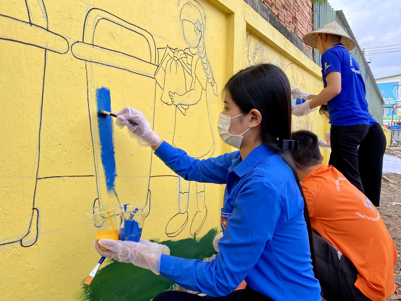 Bạn trẻ Cần Thơ biến bức tường cũ thành bích họa rực rỡ sắc màu ảnh 4