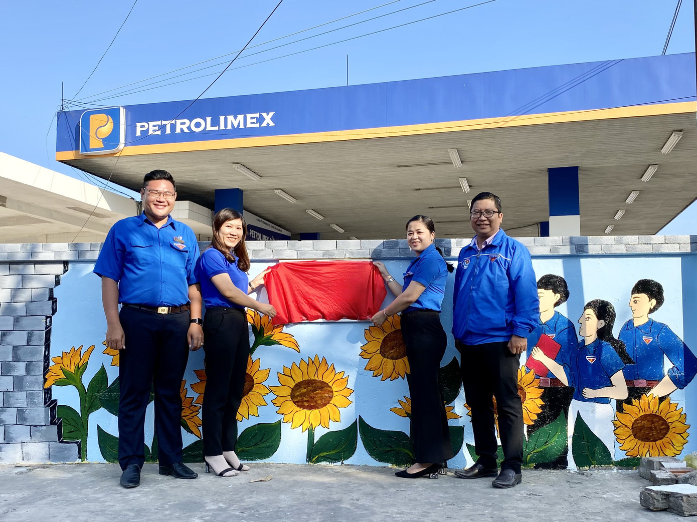 Bạn trẻ Cần Thơ biến bức tường cũ thành bích họa rực rỡ sắc màu ảnh 11