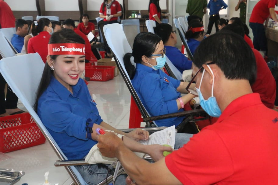 Nhiều hoa khôi, doanh nghiệp tham gia Chủ nhật Đỏ ở Cần Thơ ảnh 3