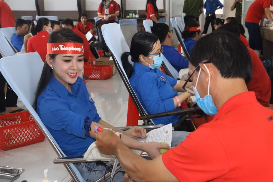 Nhiều hoa khôi, doanh nghiệp tham gia Chủ nhật Đỏ ở Cần Thơ ảnh 3