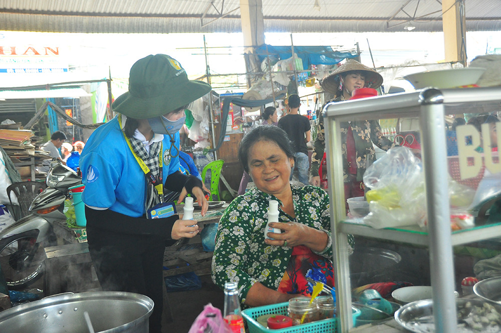 Chiến sỹ tình nguyện 'gõ từng nhà' tuyên truyền phòng dịch ở biên giới ảnh 8