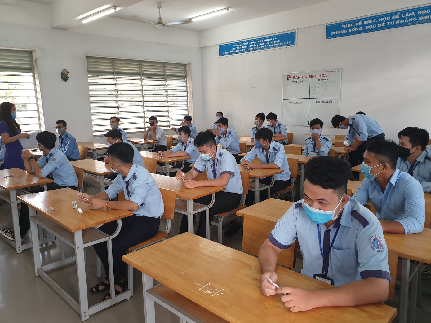 An Giang: May 5000 khẩu trang tặng sinh viên và người dân ảnh 6