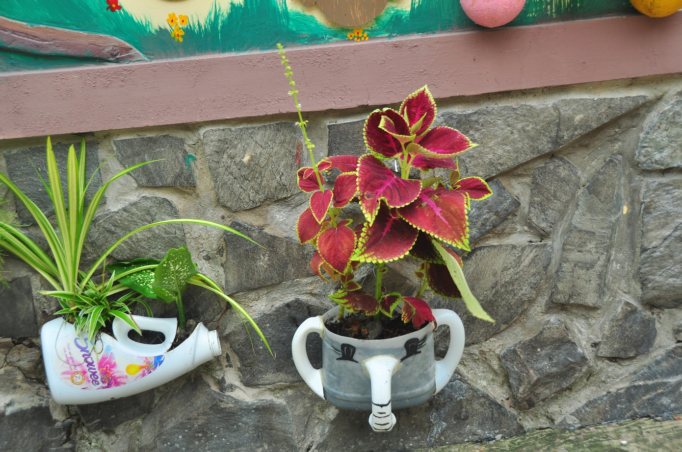 Biến bức tường cũ thành bức tranh đầy màu sắc giữa mùa dịch COVID - 19 ảnh 6