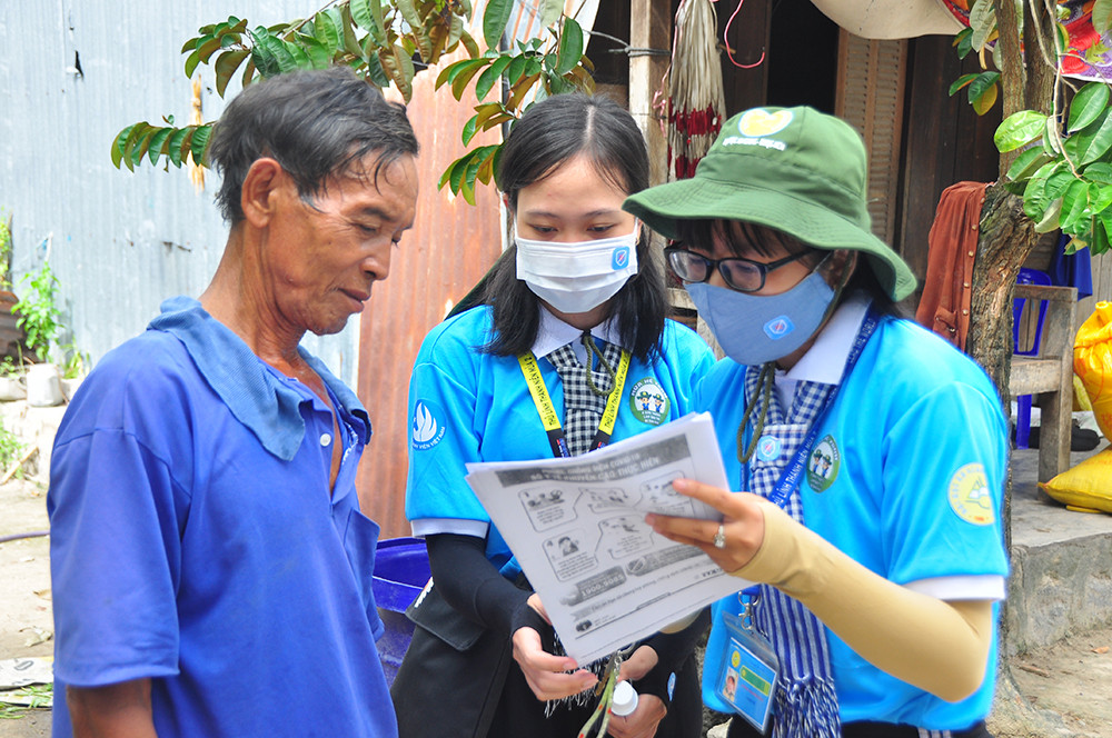 Chiến sỹ tình nguyện 'gõ từng nhà' tuyên truyền phòng dịch ở biên giới ảnh 16