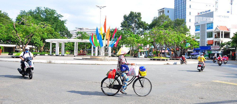 Đường phố Cần Thơ rợp bóng cờ hoa chào mừng Đại hội Đảng ảnh 10