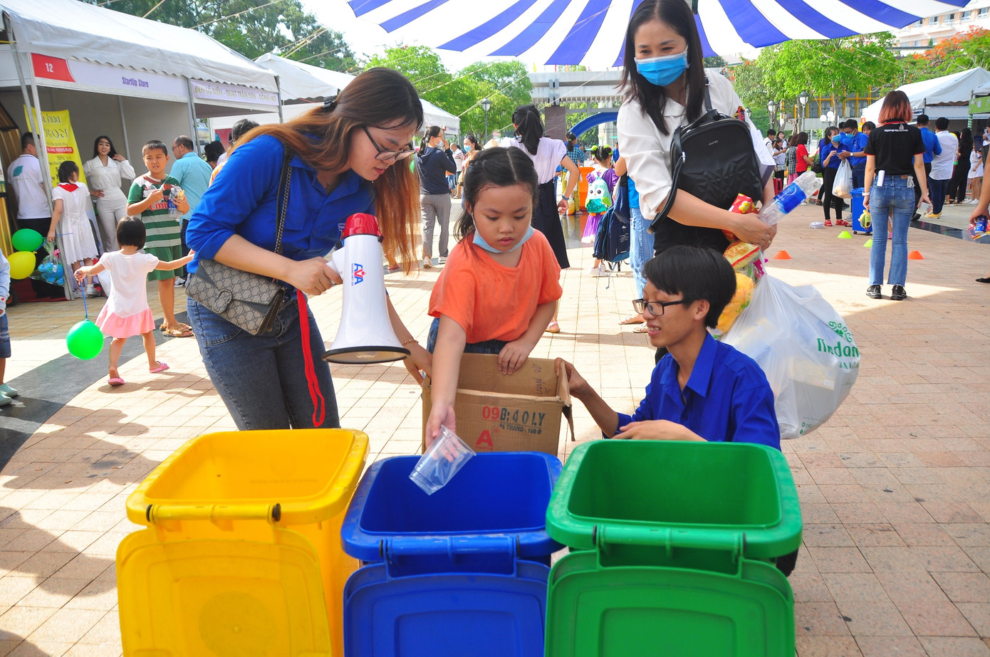 Sôi nổi ngày hội mang đồ nhựa đến đổi quà ảnh 4