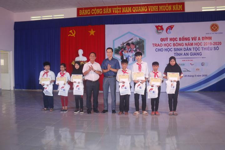 Học bổng Vừ A Dính tiếp sức học sinh dân tộc Chăm ở An Giang ảnh 3