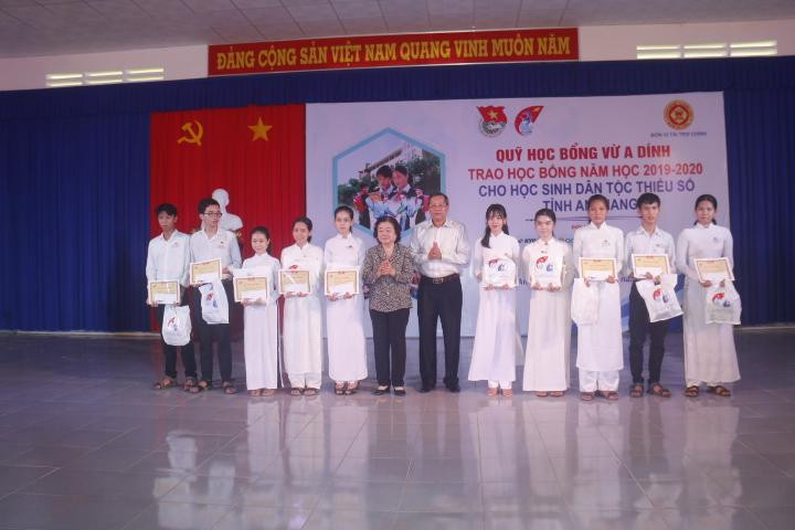 Học bổng Vừ A Dính tiếp sức học sinh dân tộc Chăm ở An Giang ảnh 4