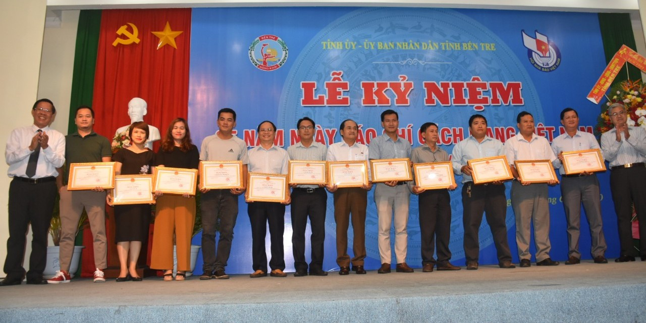 Chủ tịch UBND tỉnh Bến Tre tặng bằng khen phóng viên báo Tiền Phong ảnh 4