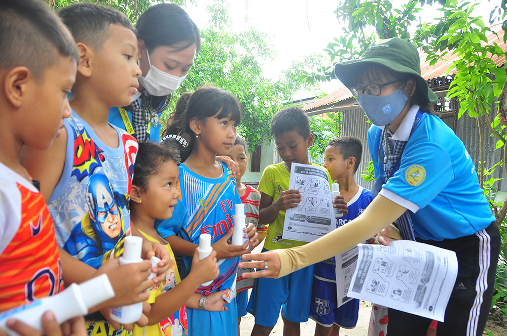 Chiến sỹ tình nguyện 'gõ từng nhà' tuyên truyền phòng dịch ở biên giới ảnh 3