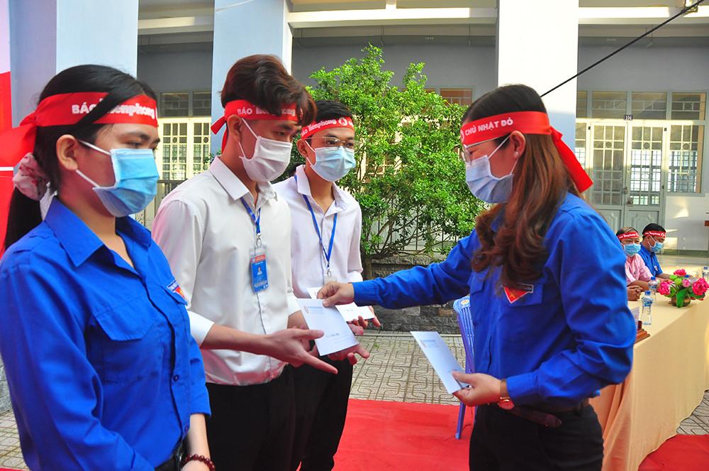 Hàng trăm bạn trẻ tham gia hiến máu tại trường ĐH Đồng Tháp ảnh 11