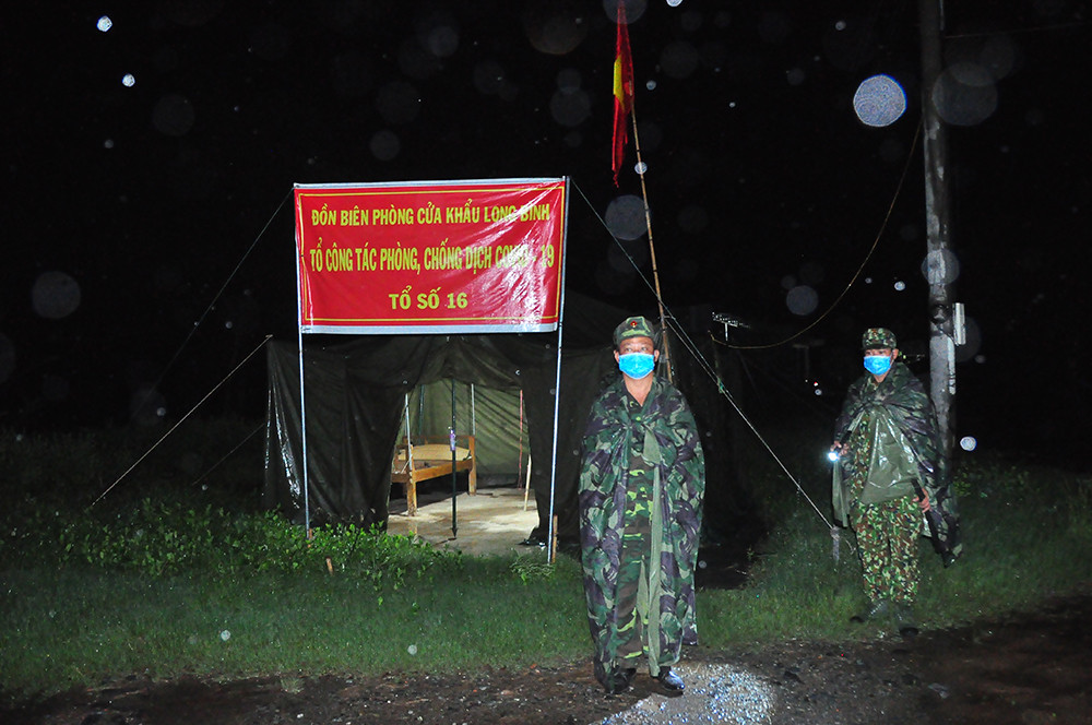 Chiến sỹ biên phòng trắng đêm phòng dịch nơi cửa ngõ biên cương ảnh 3