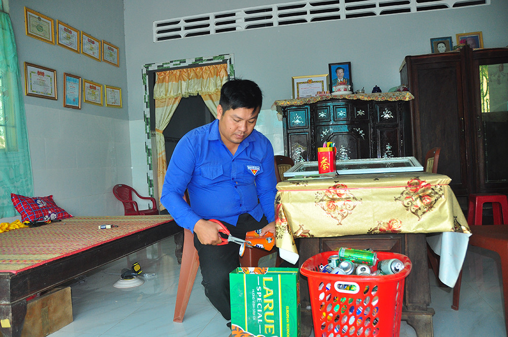 Độc đáo tranh làm từ đồ tái chế của phó Bí thư xã đoàn ảnh 8