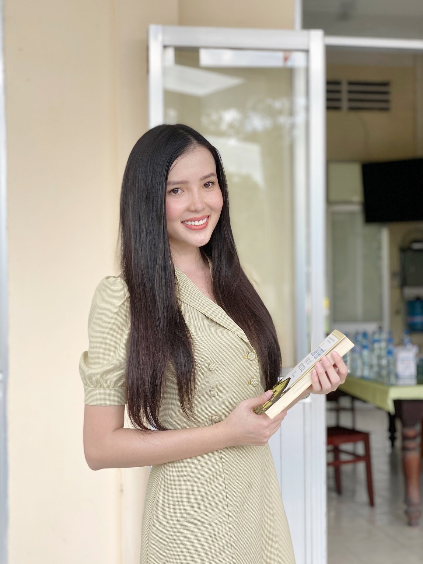 Hoa khôi Huỳnh Thúy Vi tặng sách cho người dân trong khu cách ly phòng dịch COVID ảnh 9