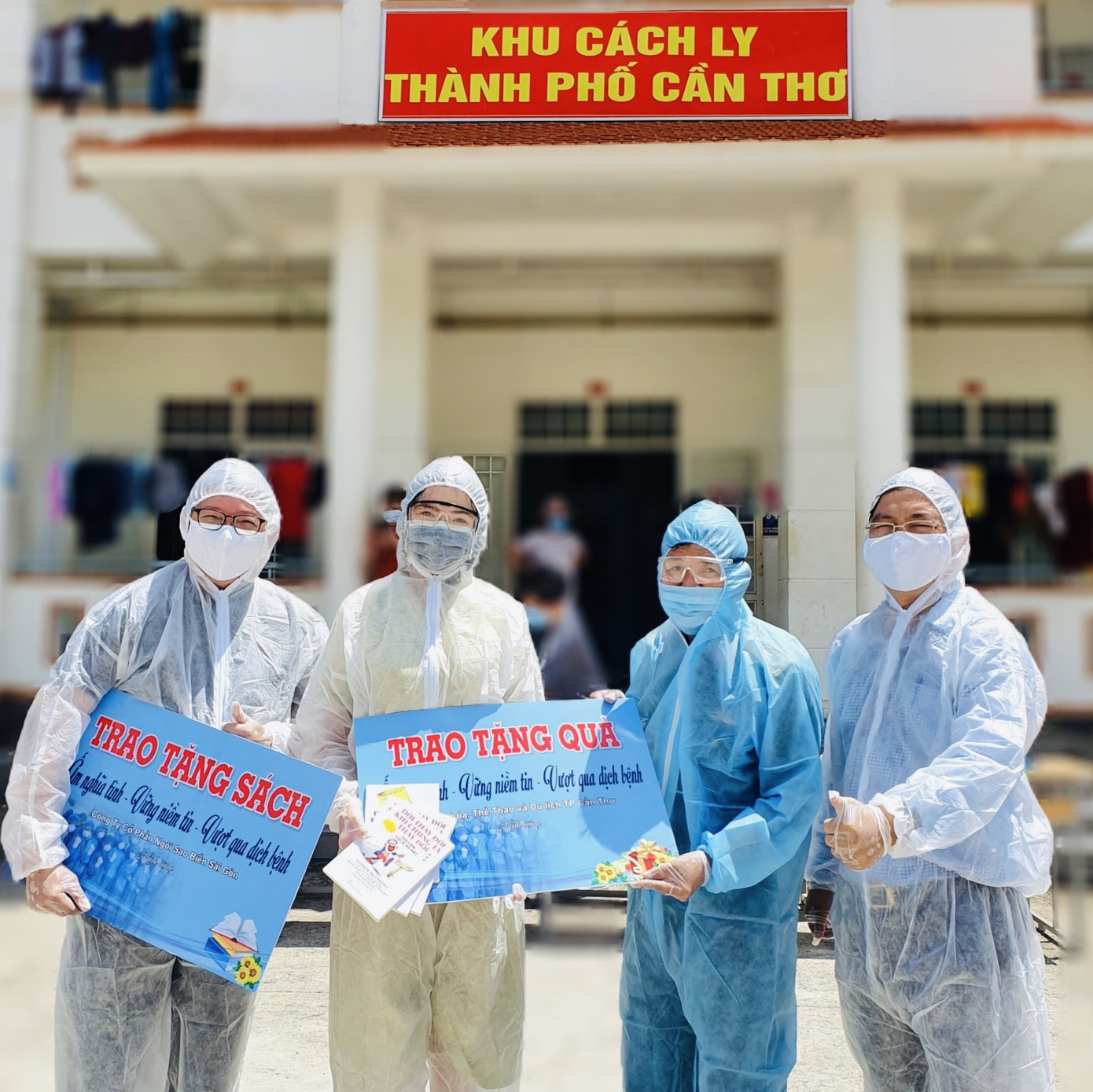 Hoa khôi Huỳnh Thúy Vi tặng sách cho người dân trong khu cách ly phòng dịch COVID ảnh 6