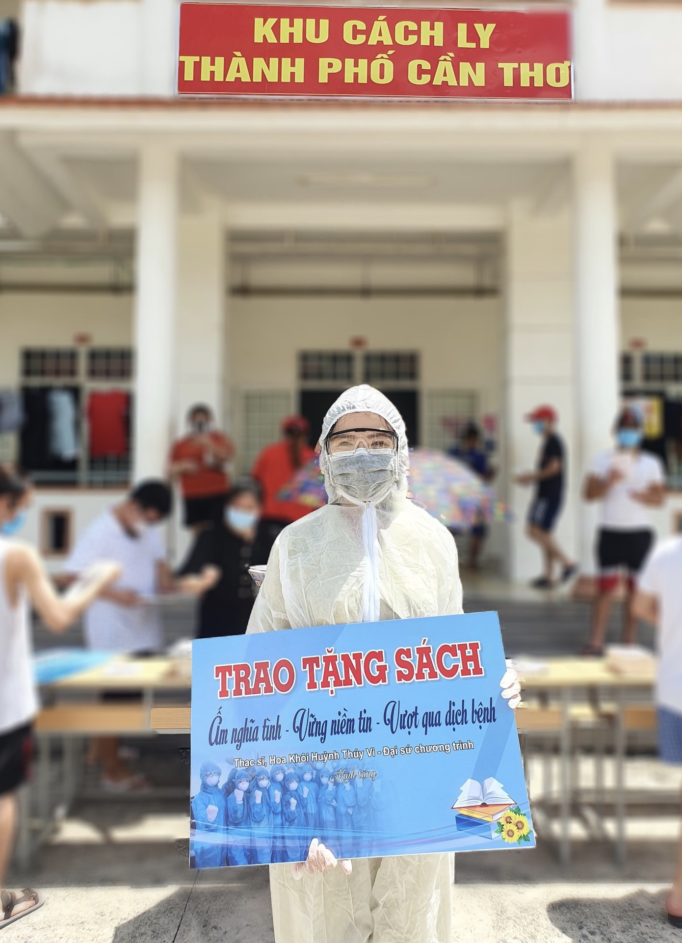 Hoa khôi Huỳnh Thúy Vi tặng sách cho người dân trong khu cách ly phòng dịch COVID ảnh 4