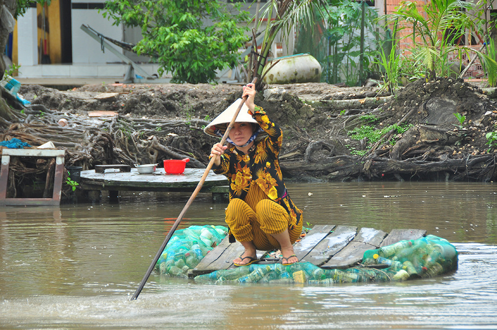 Độc đáo chiếc bè từ vỏ chai nhựa vừa bảo vệ môi trường vừa phục vụ đi lại ảnh 8