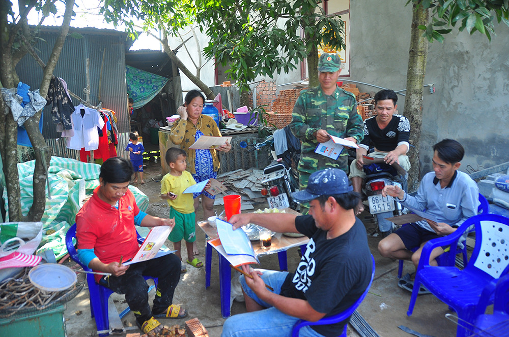 Chiến sỹ biên phòng 'gõ cửa từng nhà' tuyên truyền phòng dịch ảnh 7