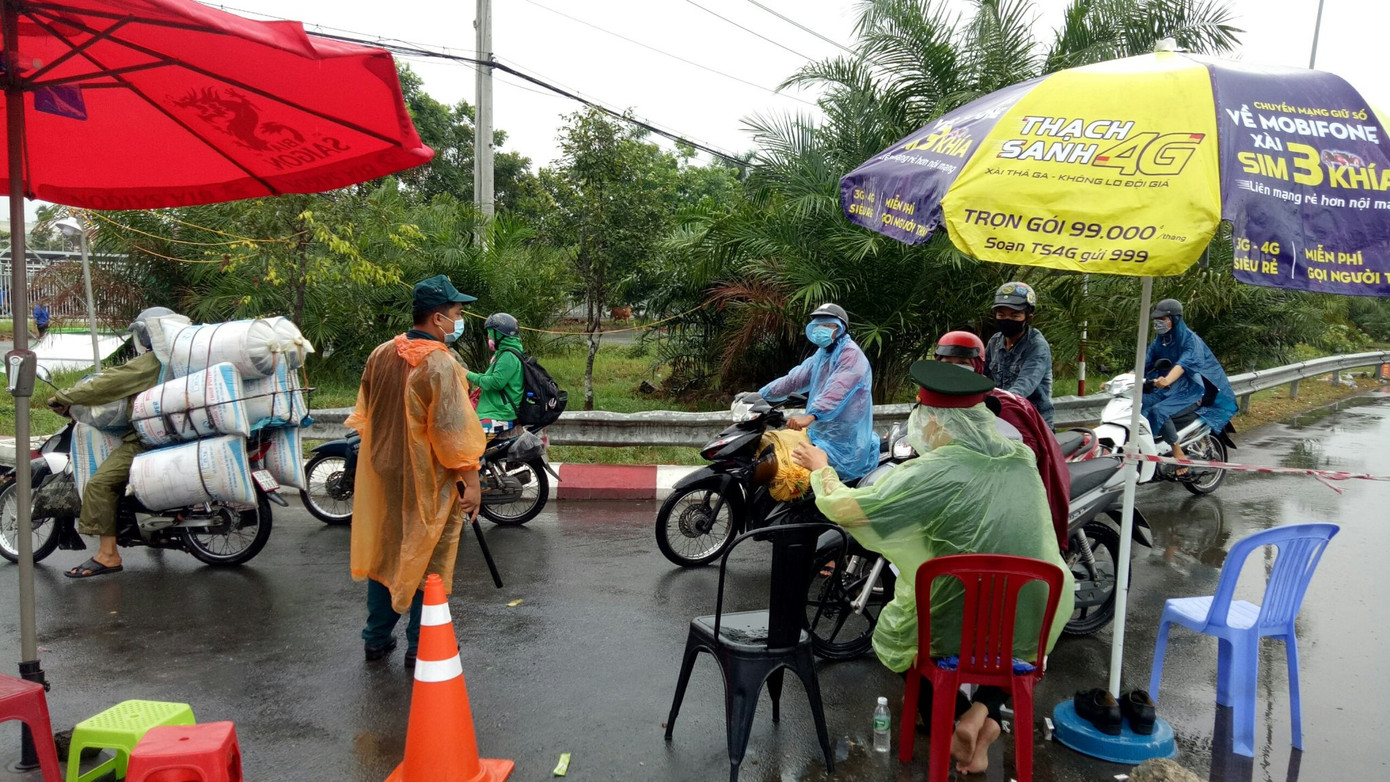 Cảm động tình nguyện viên Cần Thơ dầm mưa giúp dân chống dịch ảnh 6