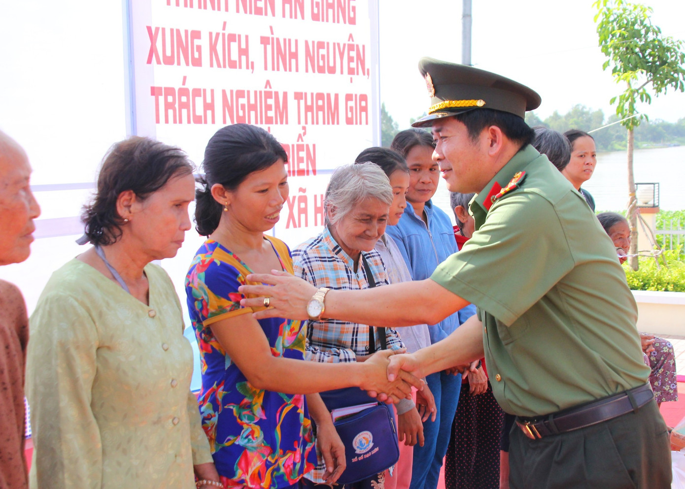 Để chiến dịch đạt kết quả cao nhất, Phó Bí thư Tỉnh đoàn An Giang yêu cầu các cấp bộ Đoàn thực hiện tốt công tác tuyên truyền các hoạt động tình nguyện tại địa phương thông qua các phương tiện truyền thông đảm bảo tính kịp thời và chuẩn xác. Đồng thời, nghiêm túc thực hiện công tác đối ứng các nguồn lực tại địa phương; Các đội hình cần được biên chế tinh gọn, có kế hoạch hoạt động khoa học và linh hoạt, phân công nhiệm vụ cụ thể cho từng chiến sĩ, giữ nghiêm nội quy kỷ luật. "Với sức trẻ, lòng nhiệt huyết và trái tim nhân ái, các bạn sẽ đem những kiến thức đã được tích luỹ trong nhà trường, trong cuộc sống để giúp đỡ cộng đồng. Mỗi hoạt động, mỗi việc làm của các bạn đều thể hiện tình cảm, trách nhiệm đối với quê hương đất nước", anh Bằng nhấn mạnh. Sau lễ, Tỉnh đoàn An Giang cùng các đơn vị khánh thành Cầu Hy vọng 86 - Cầu Trại Trị (xã Bình Phước Xuân); tặng 06 bộ mô hình trải nghiệm về ATGT cho thiếu nhi; tặng 50 phần quà cho địa phương thực hiện công tác đền ơn đáp nghĩa, thăm và tặng 22 phần quà cho Mẹ Việt Nam anh hùng; tham gia đổ bê tông đoạn đường nông thôn trên địa bàn xã Long Điền A chiều dài 600m.... tổng giá trị các công tình là 1,3 tỷ đồng. Hội LHTN Hà Nội kết nạp thêm CLB xe bán tải địa hình - PVC Ngày 11/7, Thành Đoàn - Hội LHTN TP Hà Nội tổ chức Lễ công bố Quyết định thành lập CLB xe bán tải địa hình Việt Nam trực thuộc Hội LHTN TP Hà Nội và phát động chương trình “Đường đi khó - có chúng tôi” với sự tham gia của 400 đại diện cho hơn 1000 hội viên trên toàn quốc. Giáo viên, học sinh xứ Huế trổ tài ‘Nét đẹp thầy trò’ Đây là lần đầu tiên, hội thi “Nét đẹp thầy trò” do Tỉnh Đoàn phối hợp với Sở GD&ĐT tỉnh TT-Huế tổ chức, thu hút gần 20 đơn vị trường học trên địa bàn tham gia. Đây cũng là địa phương đầu tiên trong cả nước tổ chức sân chơi đầy sức lôi cuốn, trí tuệ và cảm động này. 300 thí sinh tham dự Hội thi ‘Ánh sáng thời đại’ năm 2020 Sáng 11/7, tại Trường Đại học Công nghiệp TPHCM, Thành Đoàn TPHCM tổ chức lễ khai mạc Hội thi tìm hiểu chủ nghĩa Mác - Lênin và tư tưởng Hồ Chí Minh “Ánh sáng thời đại” năm 2020. Đại hội Cháu ngoan Bác Hồ tuyên dương 184 đội viên, thiếu nhi tiêu biểu Sáng 11/7, Ban Thường vụ Tỉnh đoàn - Hội đồng Đội tỉnh tổ chức Đại hội, tuyên dương Cháu ngoan Bác Hồ tiêu biểu năm 2020 lần thứ XII với chủ đề “Thiếu nhi Hà Tĩnh làm theo 5 điều Bác Hồ dạy”. Linh hoạt vận động hiến máu tình nguyện Không chỉ nhiệt tình tham gia hiến máu tình nguyện, anh Phạm Minh Khôi, Bí thư Huyện Đoàn Lương Tài (tỉnh Bắc Ninh) còn có nhiều cách thức vận động ĐVTN và người dân tham gia hiến máu. An Giang ra quân chiến dịch tình nguyện hè 2020 ảnh 6