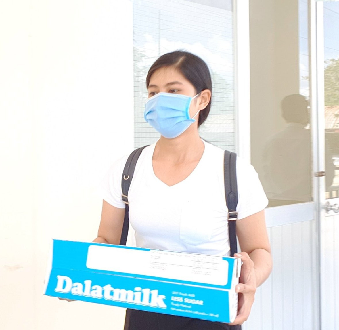 Thí sinh Hoa hậu Việt Nam 'gõ từng nhà' tuyên truyền phòng dịch COVID -19 ảnh 5