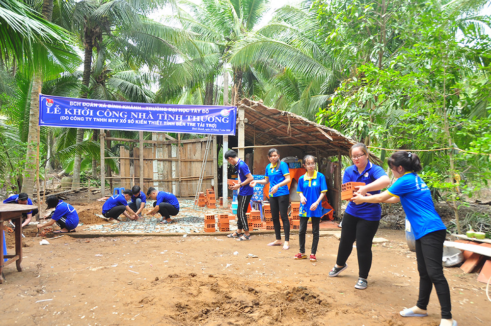 Những 'bóng hồng' tình nguyện không quản nắng mưa ảnh 9