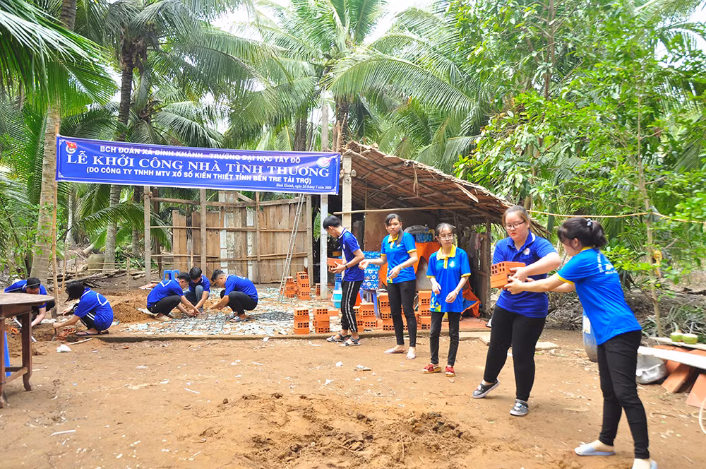 Những 'bóng hồng' tình nguyện không quản nắng mưa ảnh 9