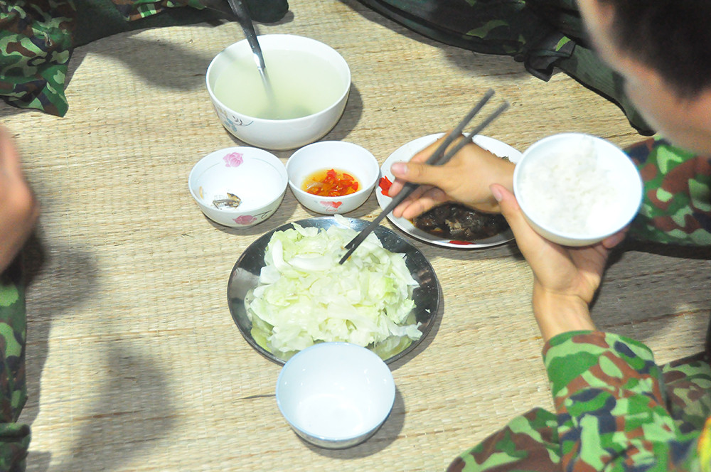 Chiến sỹ biên phòng trắng đêm phòng dịch nơi cửa ngõ biên cương ảnh 11