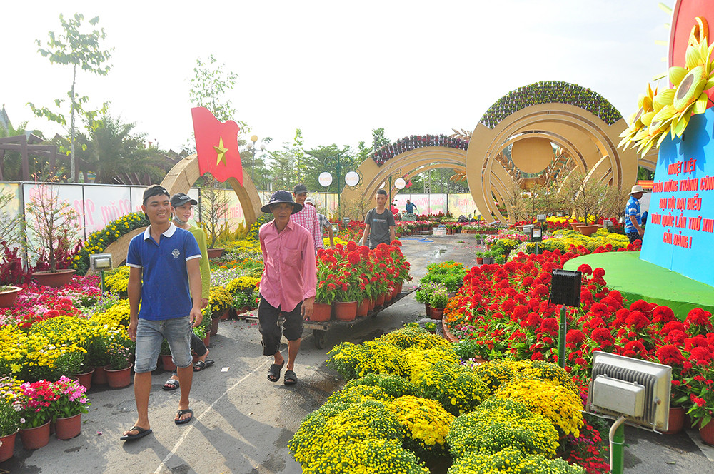 'Trâu lái phi thuyền' và nhiều mô hình đẹp mắt tại đường hoa Xuân Cần Thơ ảnh 6