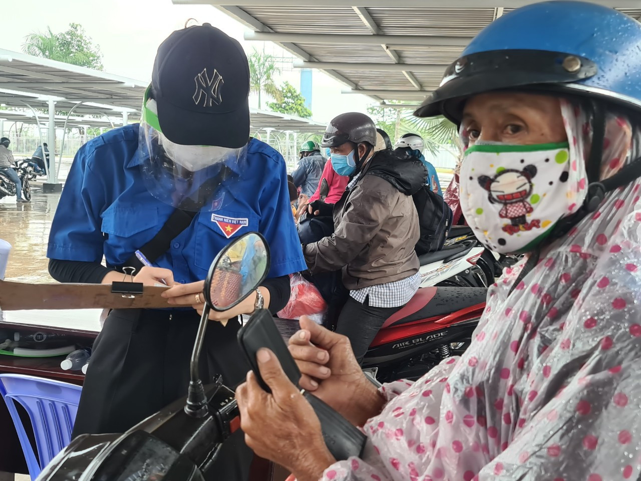 Cảm động tình nguyện viên Cần Thơ dầm mưa giúp dân chống dịch ảnh 11