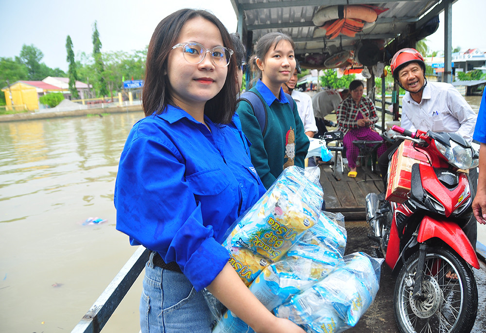 'Chuyến xe ước mơ' mang yêu thương đến với học sinh vùng sâu ảnh 19