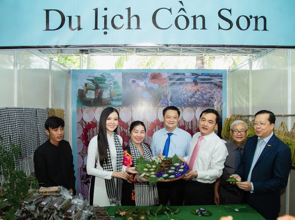 Tình người làm du khách thêm yêu mến vùng đất chín Rồng ảnh 4