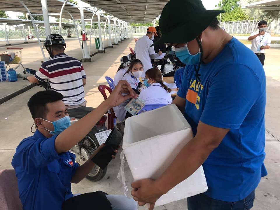 Tình nguyện viên chống dịch Cần Thơ góp tiền giúp đỡ xe ôm bị nạn ảnh 3