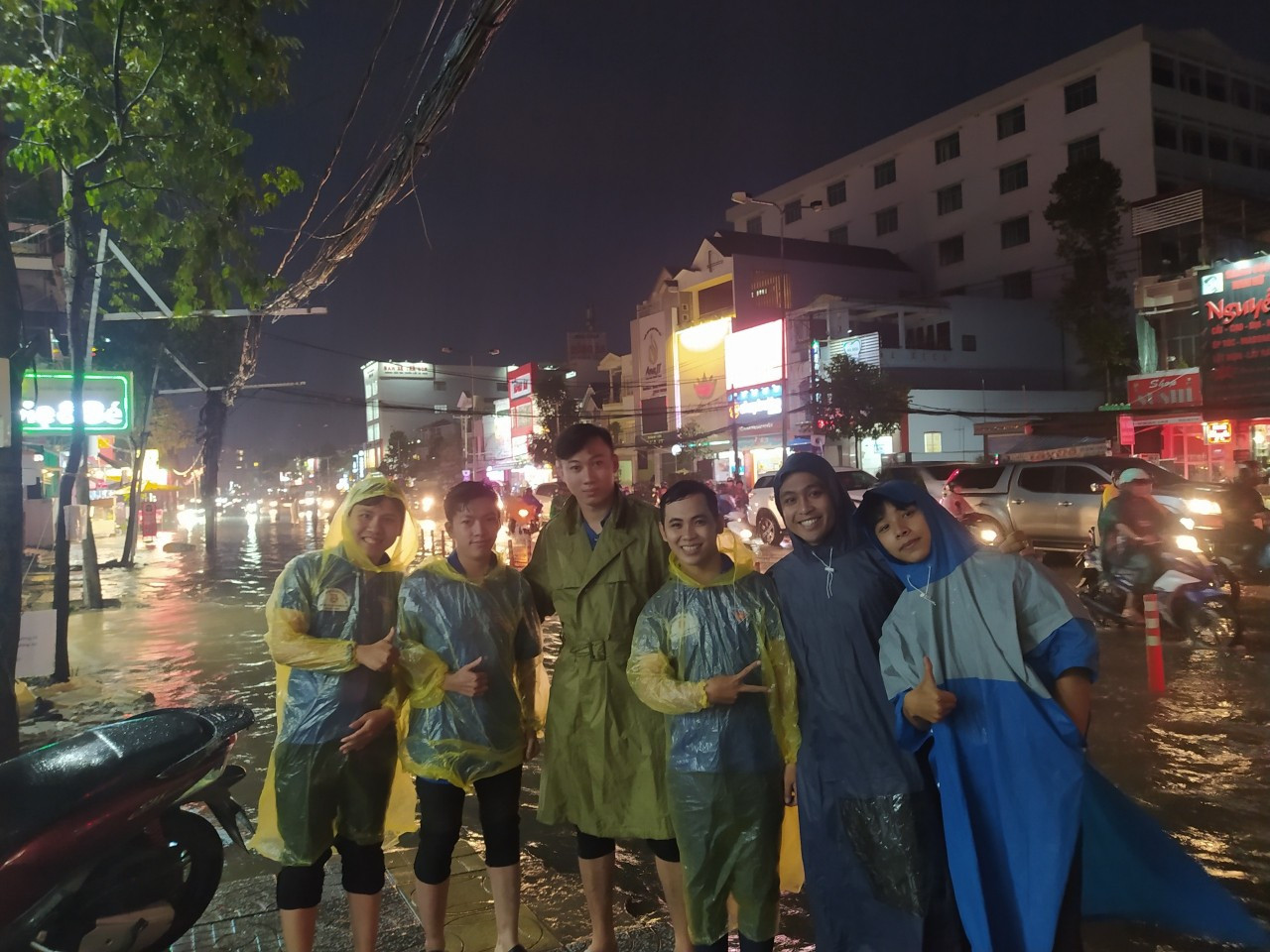 Áo xanh tình nguyện giúp dân vượt qua 'biển nước' ảnh 11