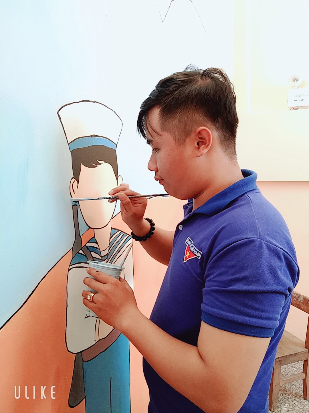 Biến tường cũ kỹ thành bức tranh sinh động đầy màu sắc ảnh 2