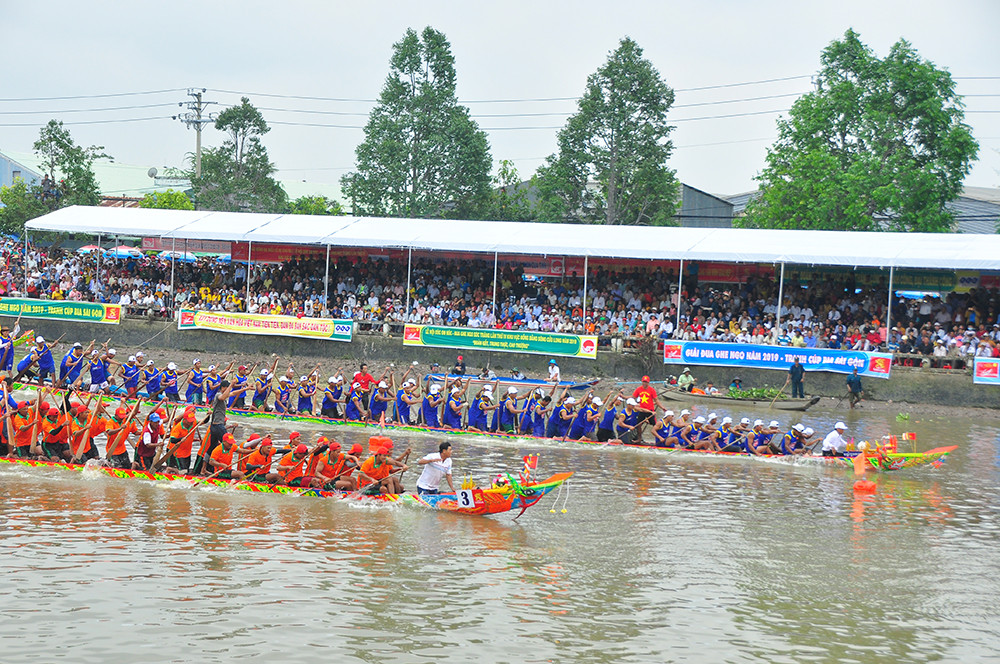 Nghìn người đứng kín bờ sông mê mải xem đua ghe ngo ở Sóc Trăng ảnh 7