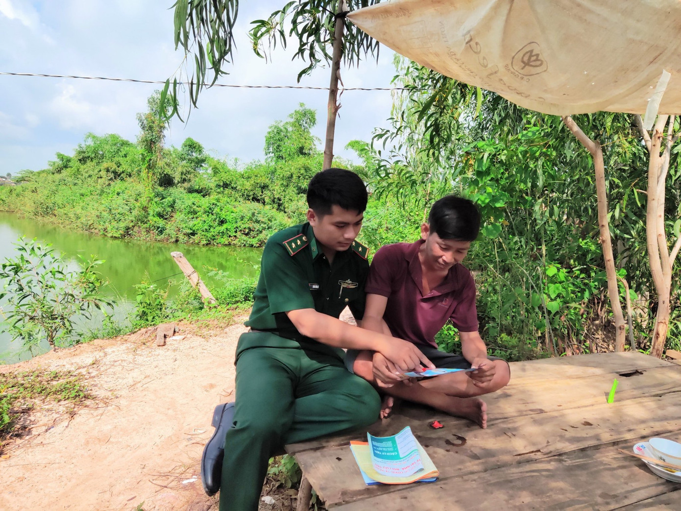 Chiến sỹ biên phòng 'gõ cửa từng nhà' tuyên truyền phòng dịch ảnh 5