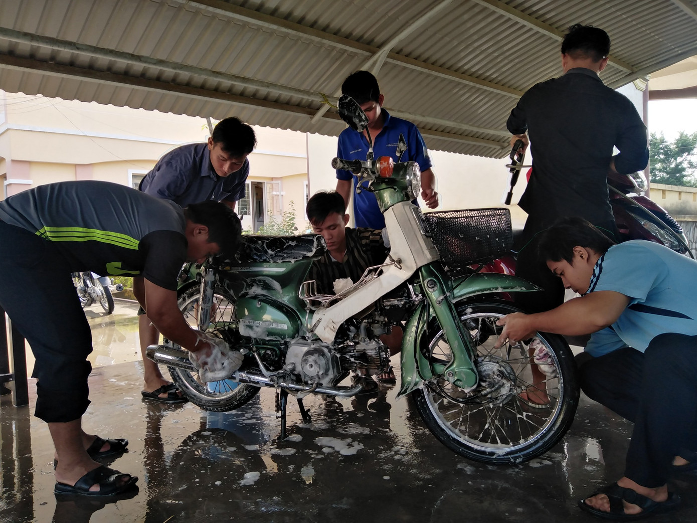 460 đội thanh niên tình nguyện đến từng nhà giúp dân chạy lũ ảnh 16