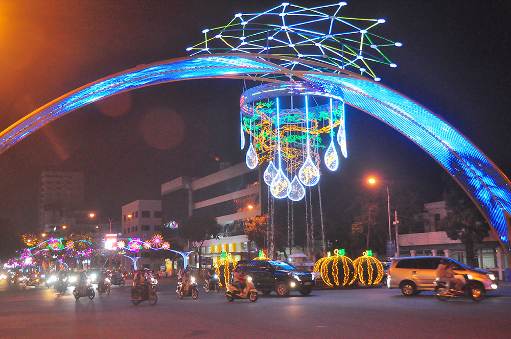 Pháo hoa rực sáng bầu trời, Việt Nam bước sang năm mới 2021 ảnh 90