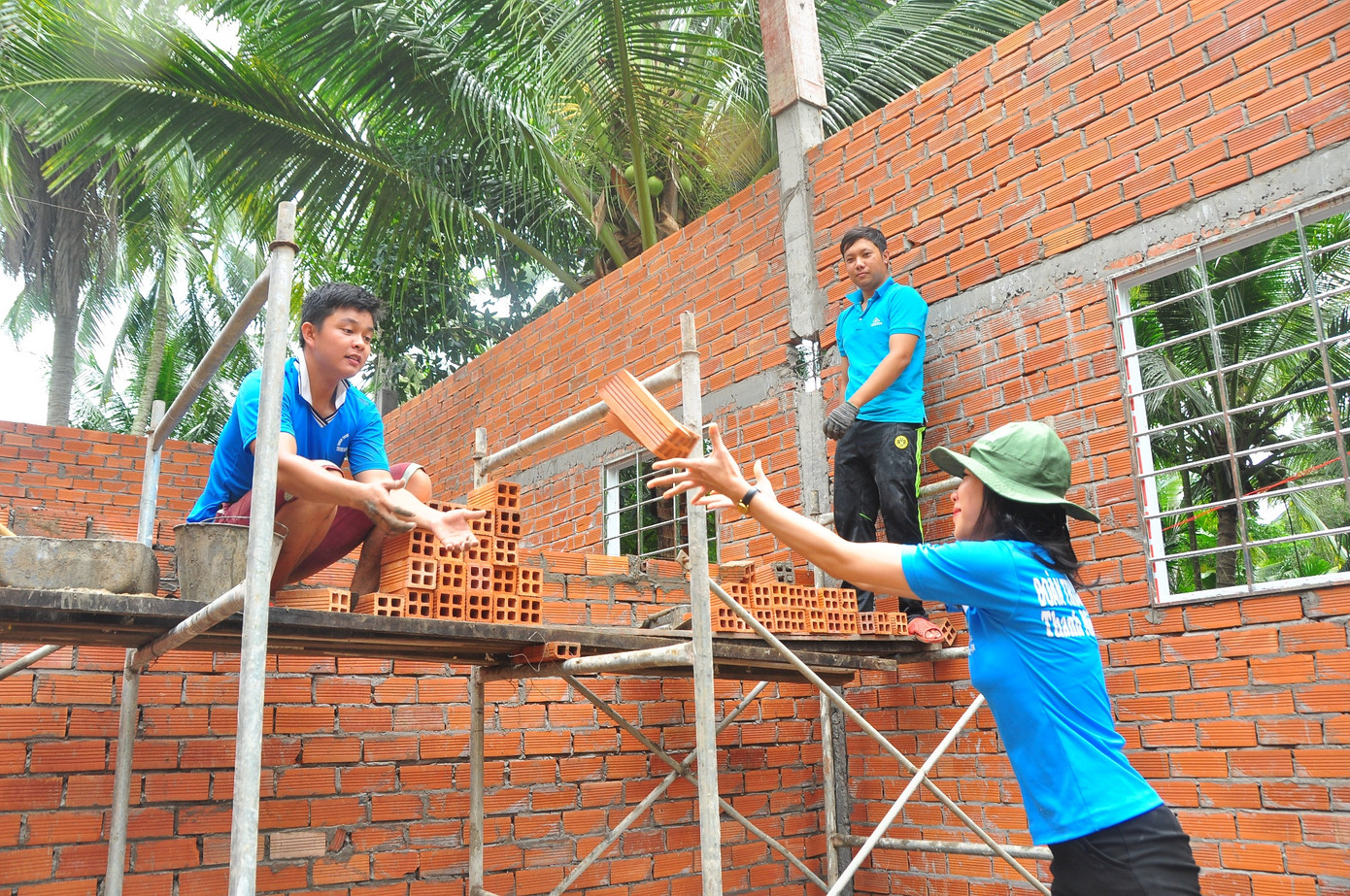 Nữ kỹ sư tương lai say mê xây nhà giúp dân nghèo ảnh 6